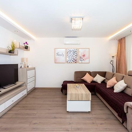 אומיס Apartments Iva Brstilo מראה חיצוני תמונה