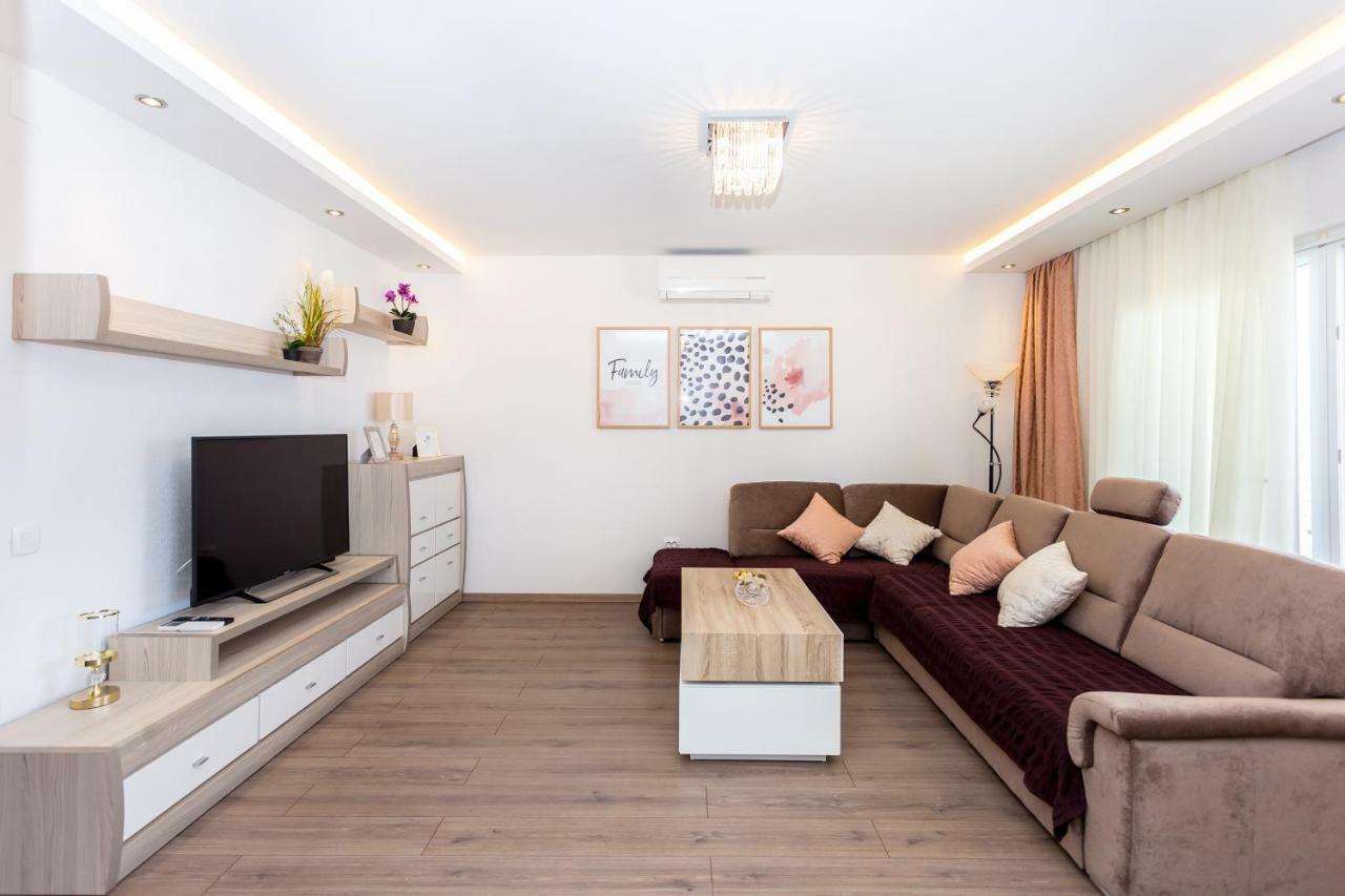 אומיס Apartments Iva Brstilo מראה חיצוני תמונה