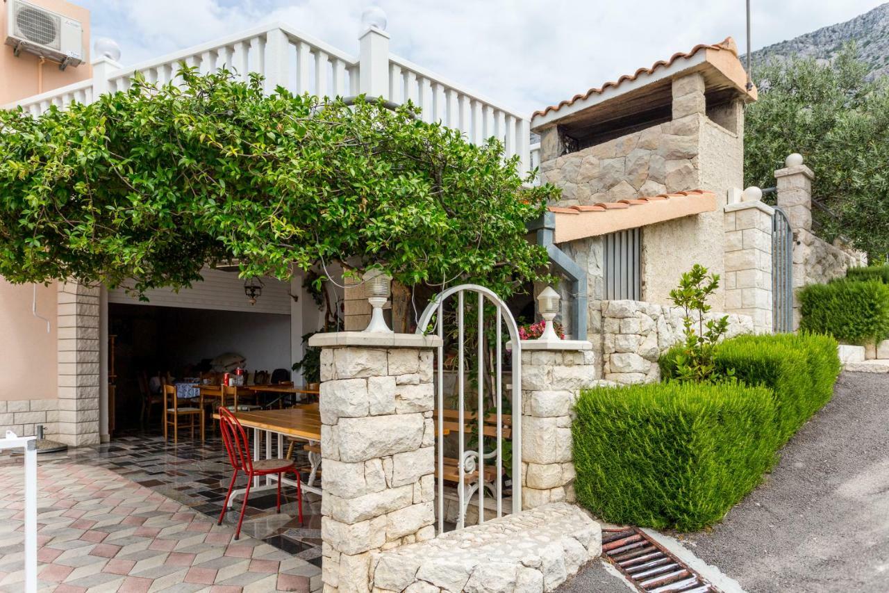 אומיס Apartments Iva Brstilo מראה חיצוני תמונה