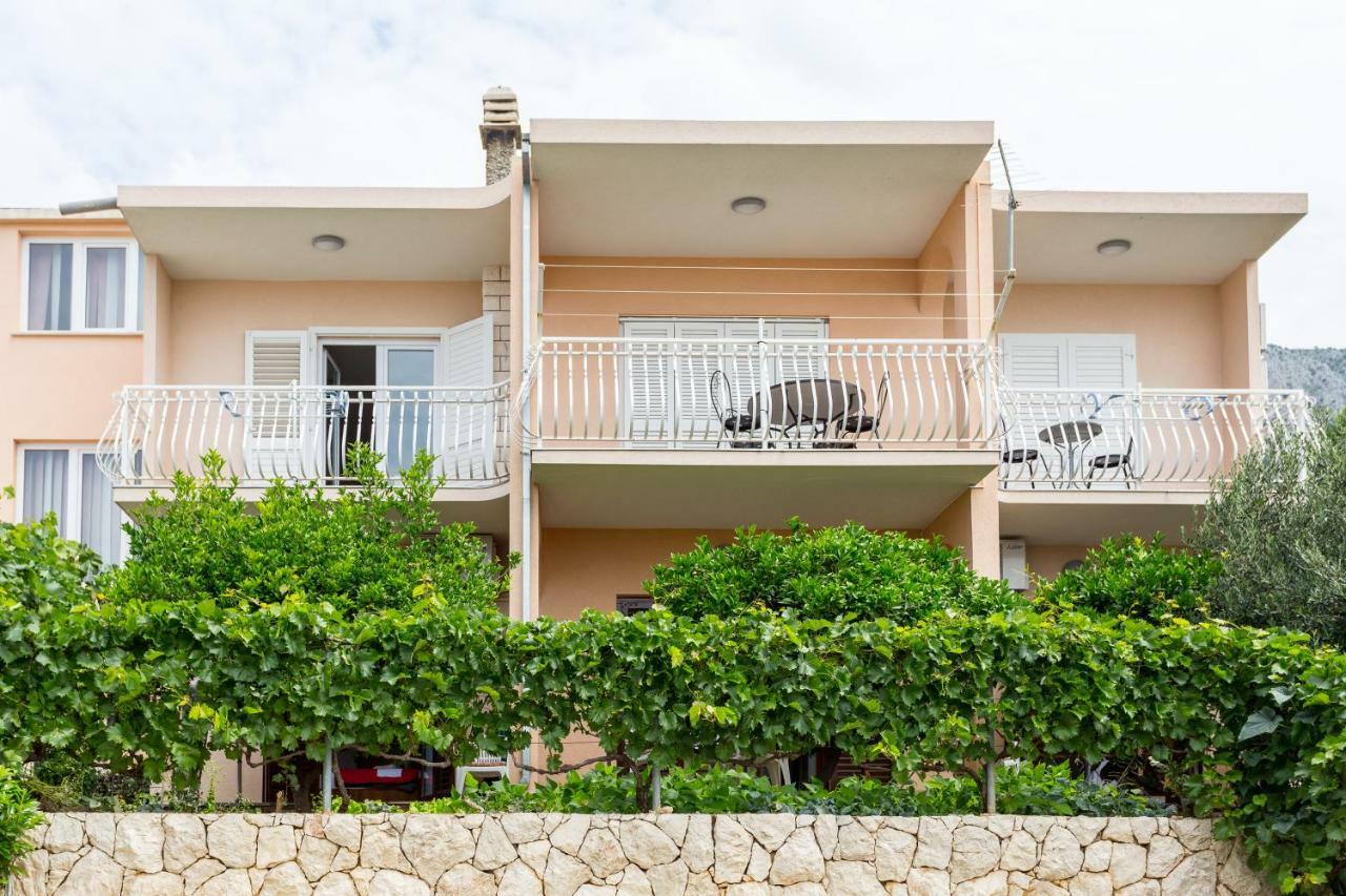 אומיס Apartments Iva Brstilo מראה חיצוני תמונה